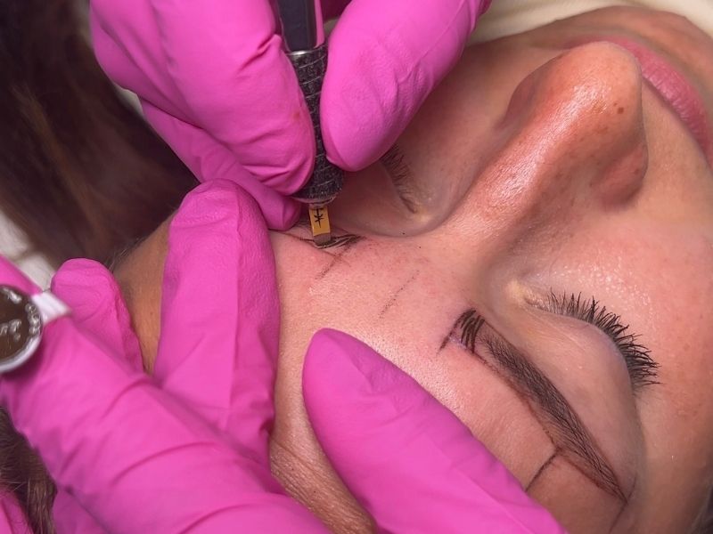 Microblading Behandlung im Studio BrowDesign Saal an der Saale