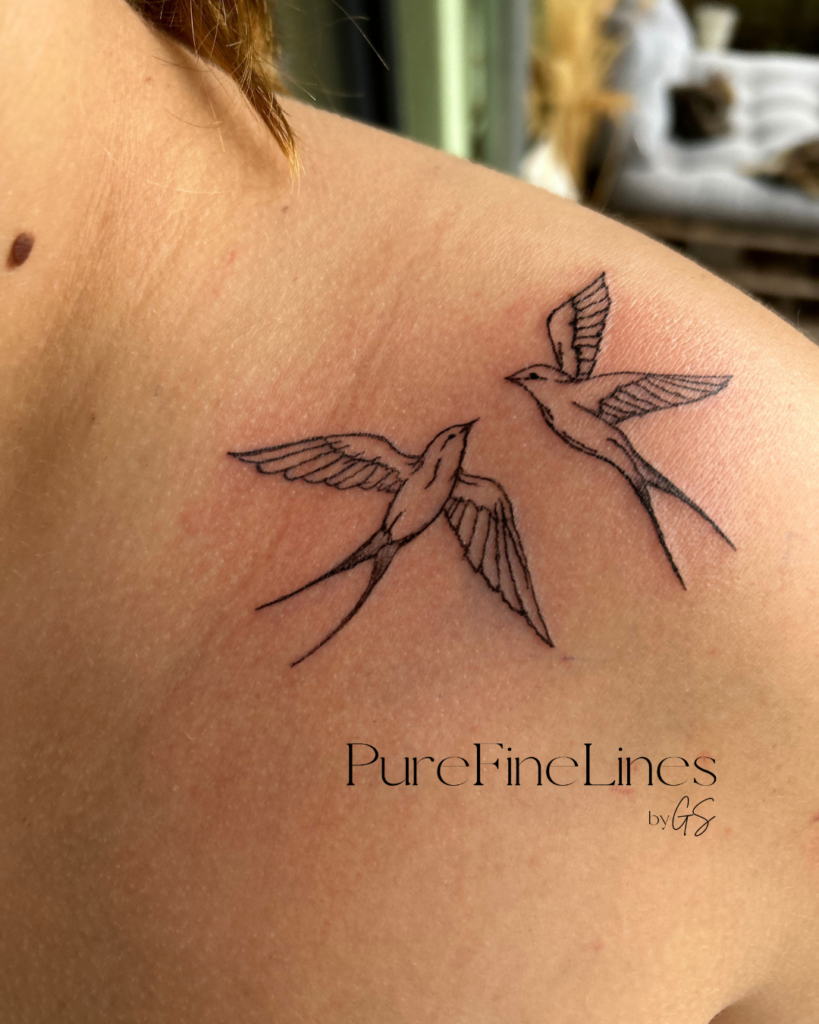 Fineline Tattoo mit zwei Schwalben an der Schulter, gestochen bei PureFineLines by GS in Saal a.d. Saale