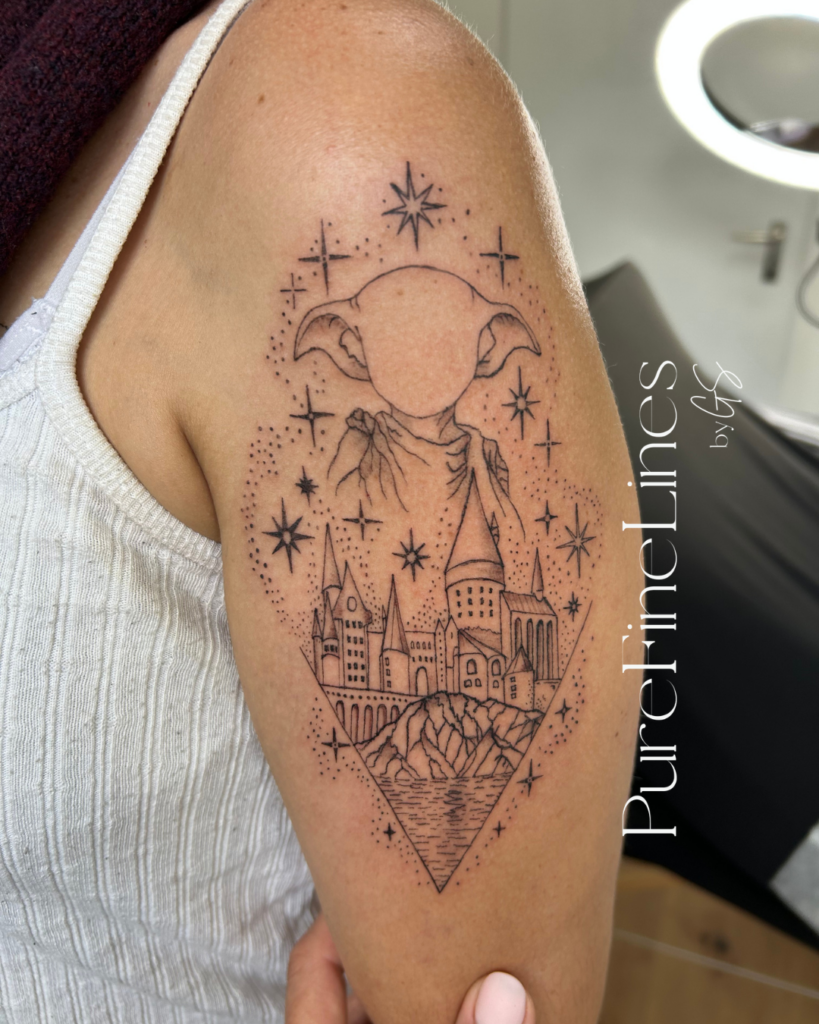 Filigranes Fineline Tattoo am Oberarm mit Schloss-Silhouette, Mond und Sternen in einer Raute, PureFineLines by GS in Saal a.d. Saale
