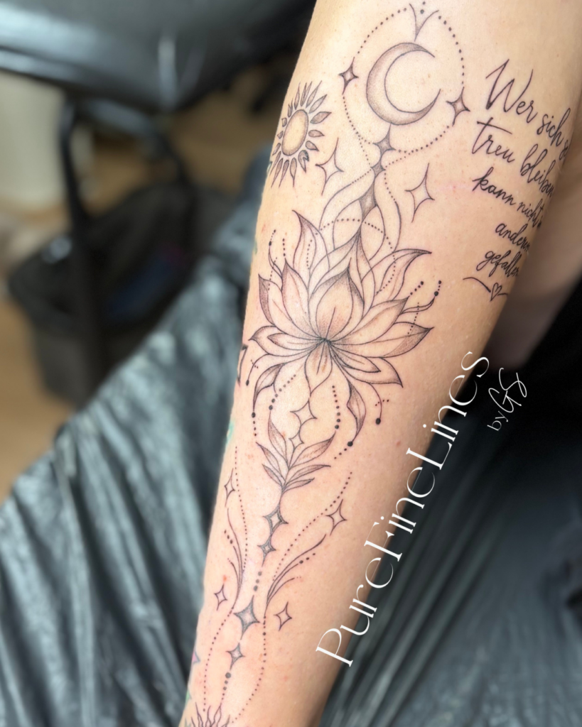 Großflächiges Fineline Tattoo am Unterarm mit Lotusblüte, Mond, Sternen und Schriftzug, gestochen bei PureFineLines by GS
