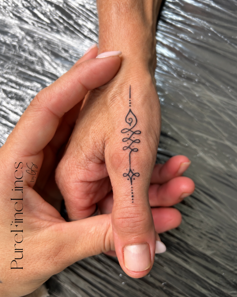 Unalome-Tattoo aus feinen Linien am Daumen, Fineline Tattoo von PureFineLines by GS in Saal a.d. Saale
