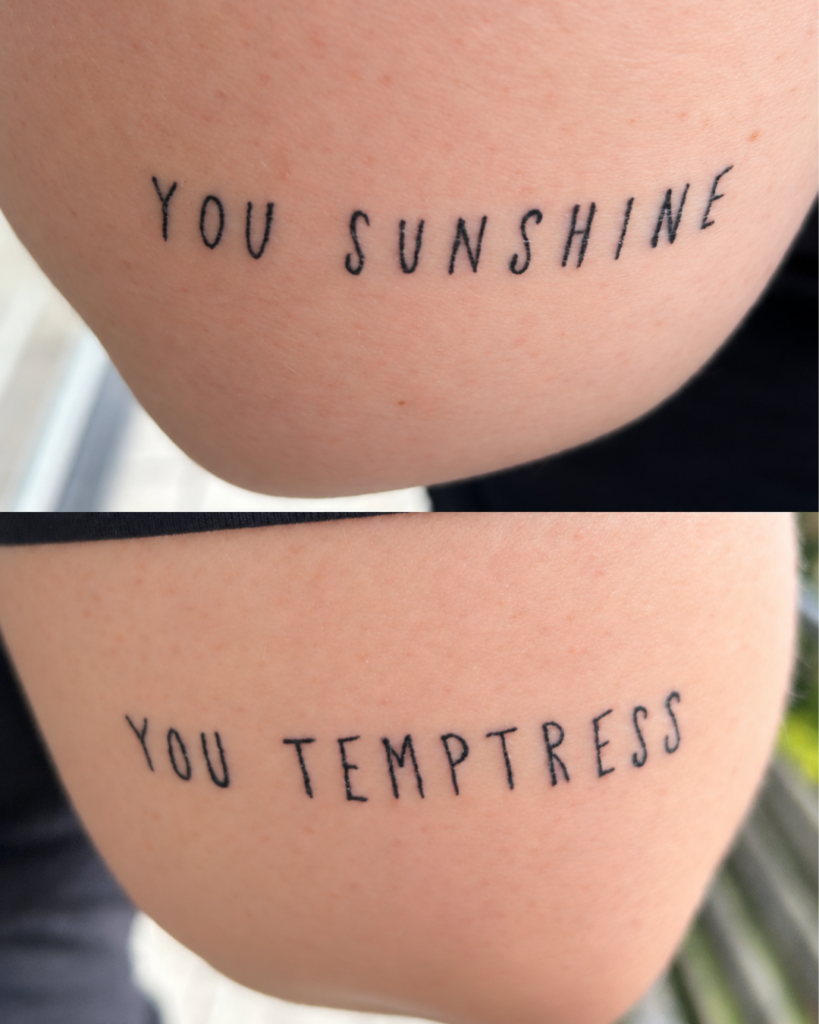 Fineline Schriftzug-Tattoos „You Sunshine“ und „You Temptress“ in schlanker Blockschrift am Oberarm, PureFineLines by GS